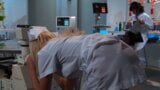 Busty Krankenschwester hilft Patient mit einem harten Boner mit ihren grossen Titten snapshot 1