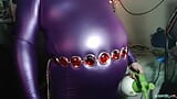 Темноволосого пояса в фиолетовом платье iСфляция snapshot 19