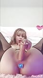 BelleAliz encantadora chica folla su pequeño coño hasta que se corre con un tapón en el culo - parte 01 snapshot 13