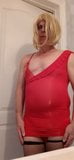 Sissy crossdresser con mini vestido rojo snapshot 2