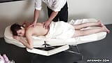 La morena japonesa Yura Hitomi recibe un masaje y se masturba sin censura. snapshot 3
