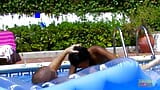 Il pompino a bordo piscina porta a un violento sesso interrazziale in camera da letto snapshot 4