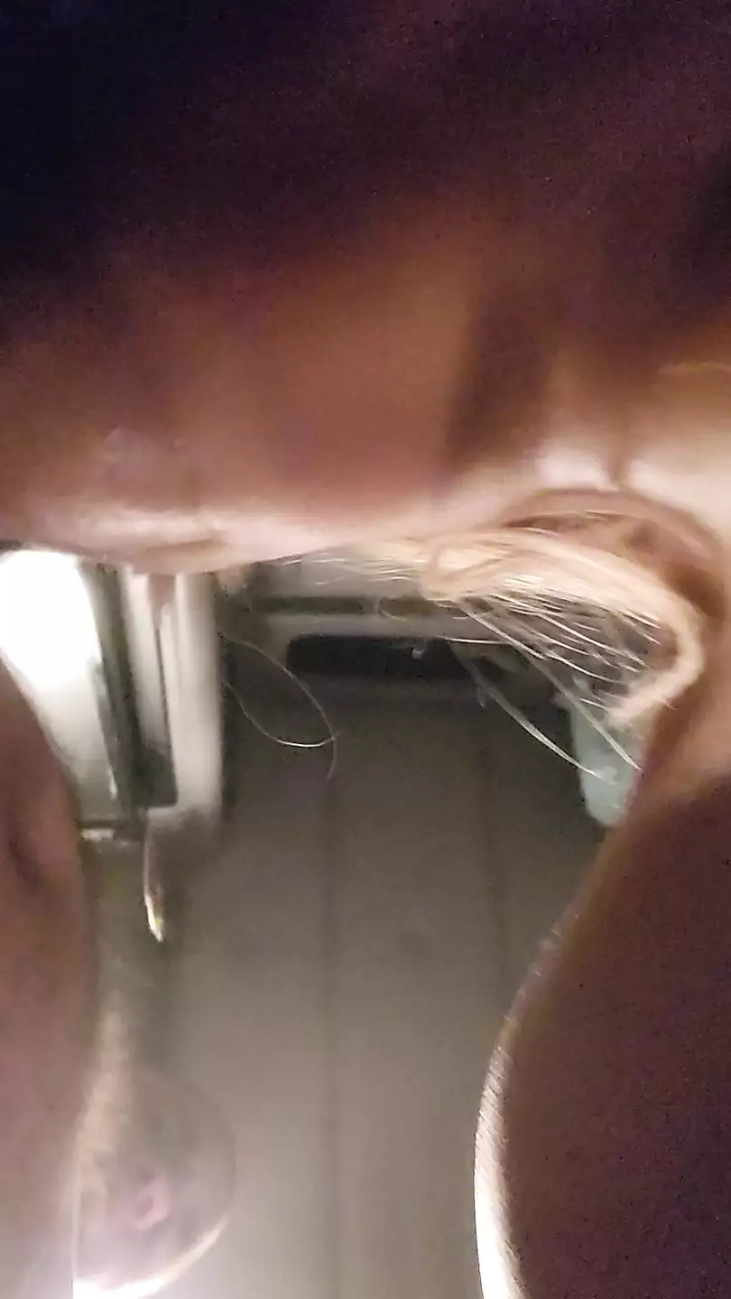 黑人女孩在白人男人的阴茎上口交