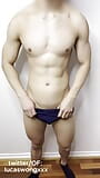 Ragazzo muscoloso asiatico viene in speedo snapshot 2