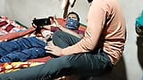 Village indien, deux collages gays baisent un garçon d’âge et un jeune garçon de minuit - pipe anale avec un gros cuisinier - films desi gays snapshot 3