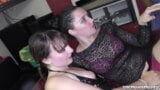 Cherri und Pixiee Little genießen eine Mädchen-Gangbang-Fickparty snapshot 2