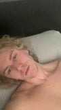 Blonde jongen trekt zich af snapshot 1