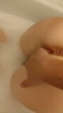 Трахаю пальцами сексуальную блядь в ванне! snapshot 4