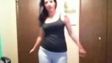 Une brunette bandante danse devant sa webcam snapshot 1