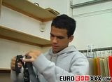 Przystojny euro twink pluć pieczeń przejebane w trójdrożny snapshot 2