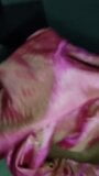 Aftrekken met roze gearceerde satijnen zijdeachtige pak Salwar van buurman Bhabhi (42) snapshot 14