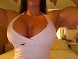 Une femme forte montre ses seins snapshot 7