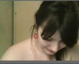 Une petite amie salope masturbe sa chatte poilue devant sa webcam snapshot 17