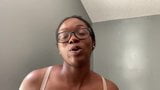 Zwarte youtuber spuit melk uit haar grote borsten snapshot 9