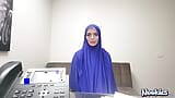 Hijab-sex ist das beste - unschuldiges mädchen wird für ihre miete gefickt snapshot 2