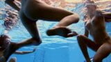 Ba cô gái với matrosova trong bể bơi snapshot 16