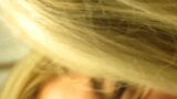 Ihr blondes Haar und ihre roten Lippen snapshot 4