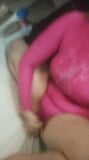 Ich spiele mit Dildo und Plug in Dusche mit rosa Spandex-Trikot und Sperma snapshot 7